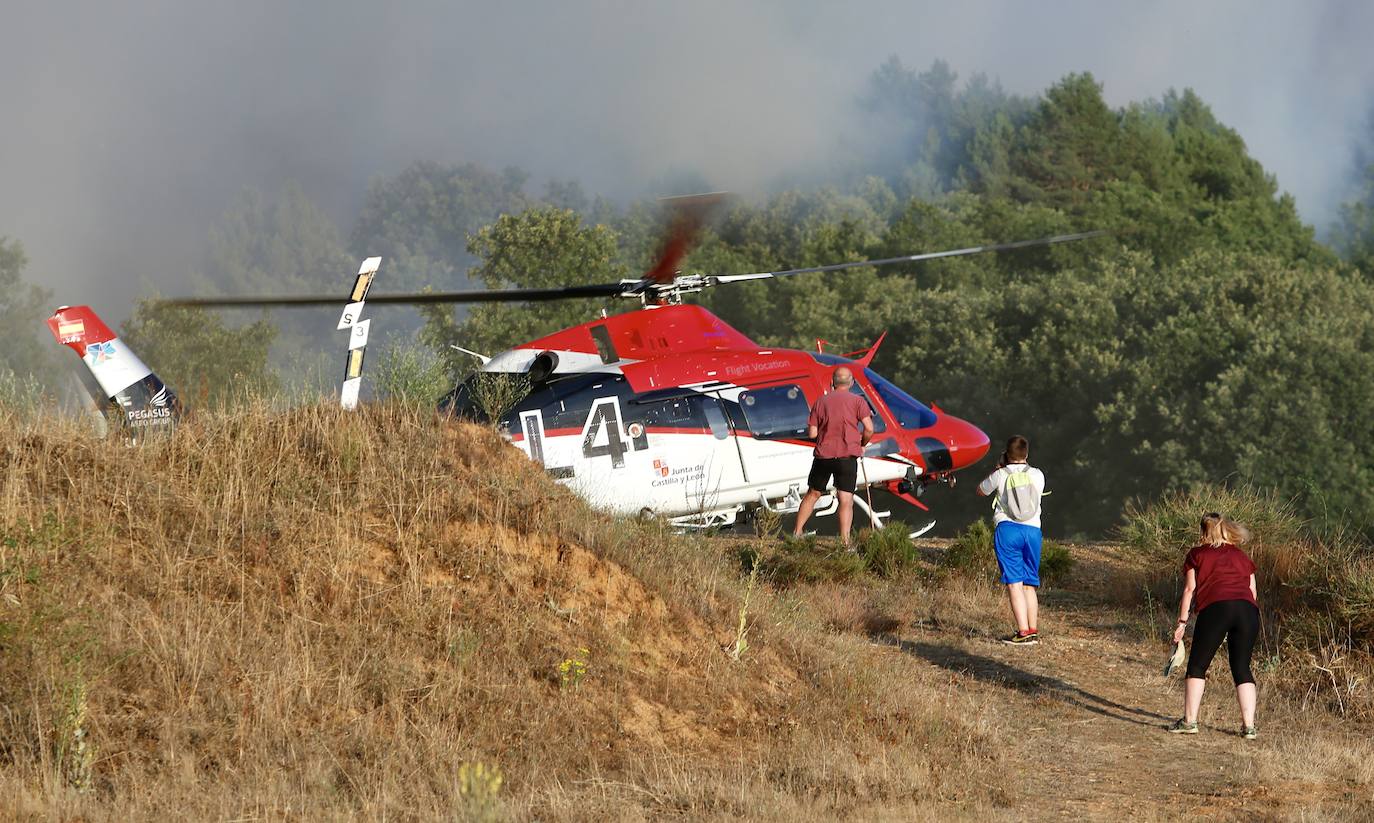 Uno de los helicópteros que interviene en la zona.