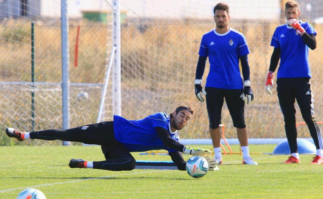 Los metas de la Ponferradina, con Caro en primer término, durante un entrenamiento.