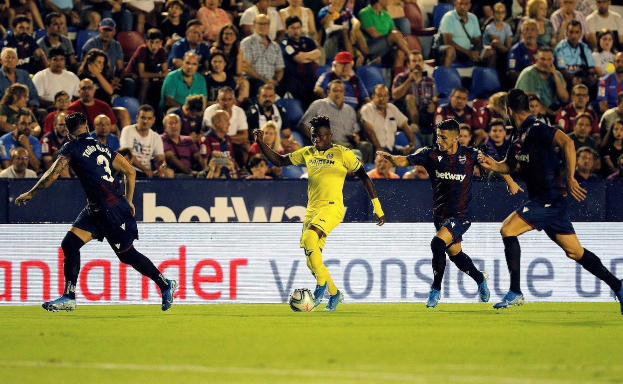 Chukwueze (2i), conduce el balón ante los jugadores del Levante. 