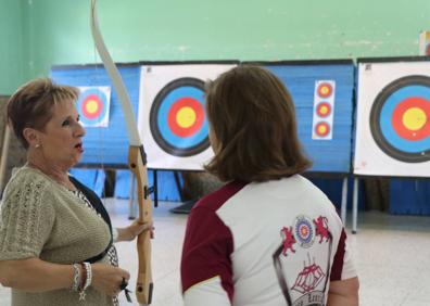 Imagen secundaria 1 - Un grupo de mujeres durante las sesiones de trabajo con arco.