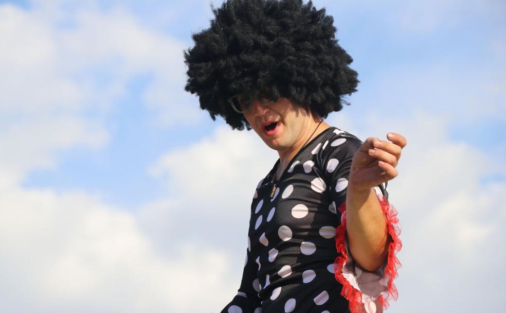 Uno de los participantes del desfile de carnaval.