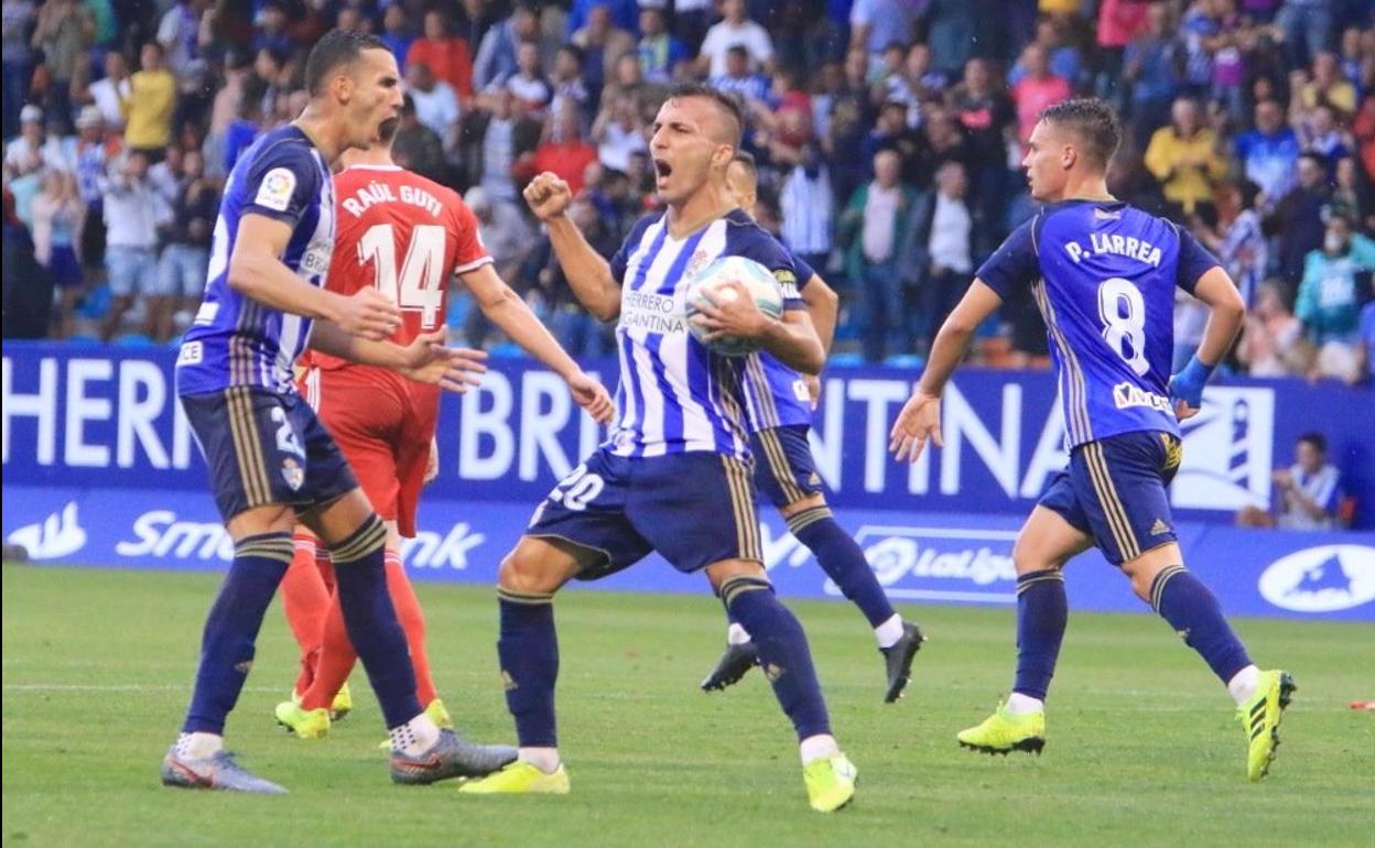 Pablo Valcarce celebra el gol del empate.