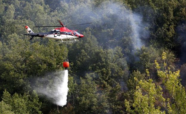 Galería. Los helicópteros, trabajando en la extinción del fuego.