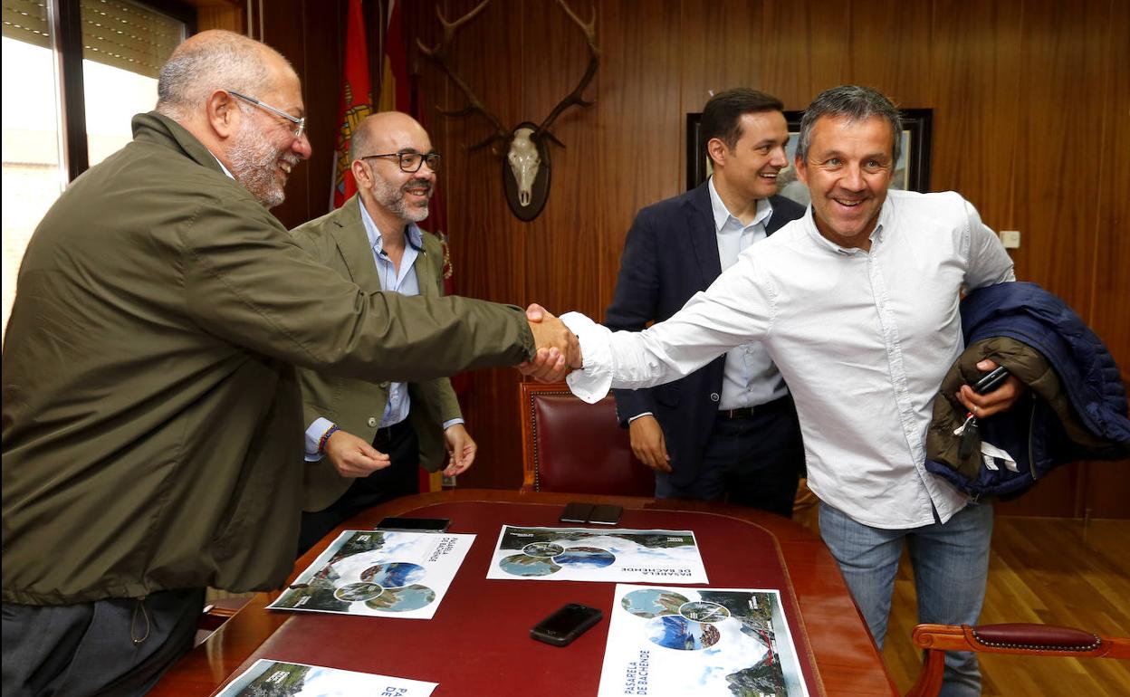 El vicepresidente, portavoz y consejero de Transparencia, Ordenación del Territorio y Acción Exterior, Francisco Igea, se reúne con el alcalde de Riaño, Fernando Moreno (D) y los concejales del Ayuntamiento.