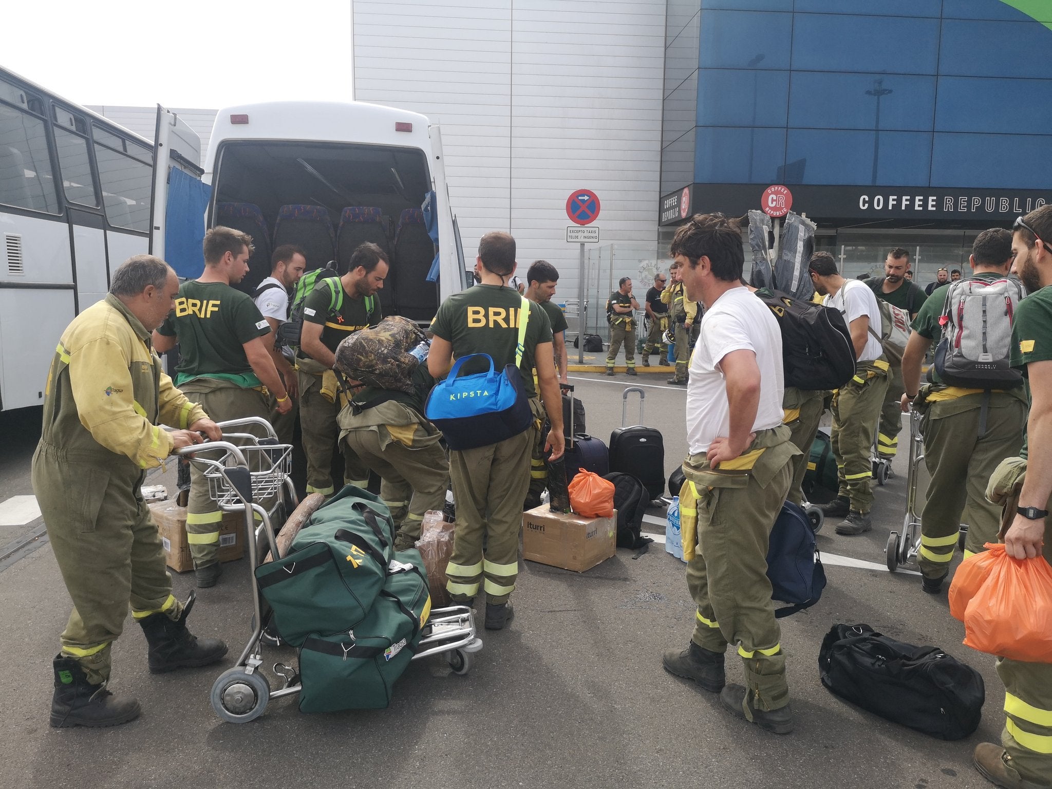 Efectivos de la BRif durante los trabajos de extinción.