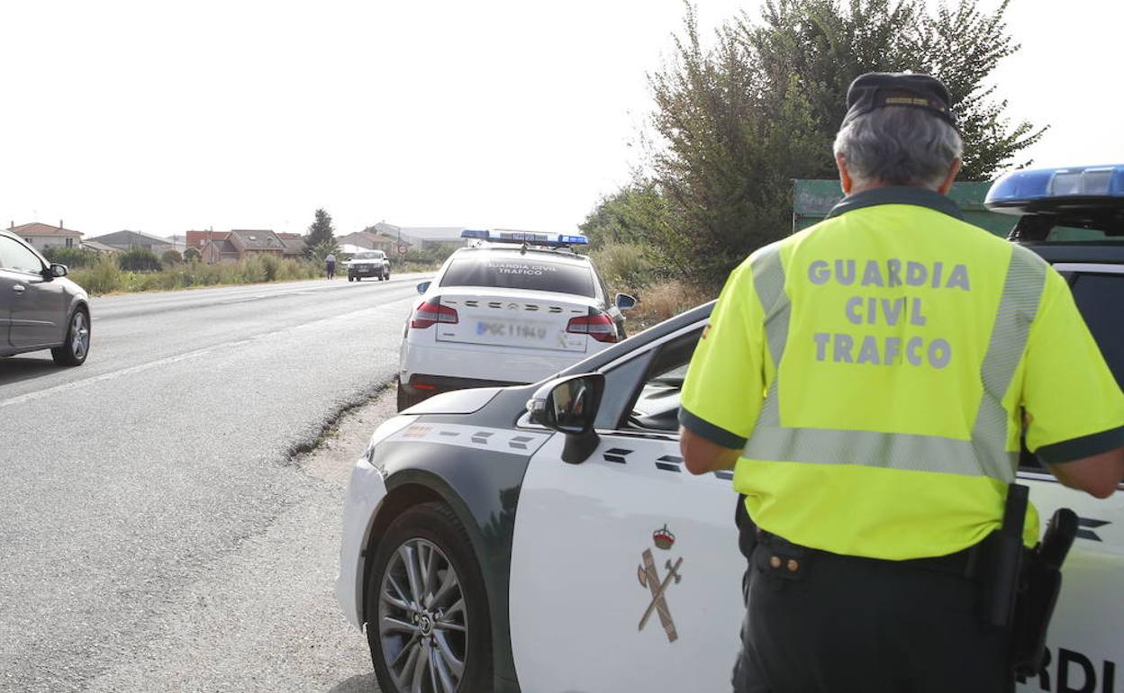 Interceptan en Ávila al conductor de un autobús que triplicaba la tasa de alcohol cuando iba a recoger a 60 jóvenes