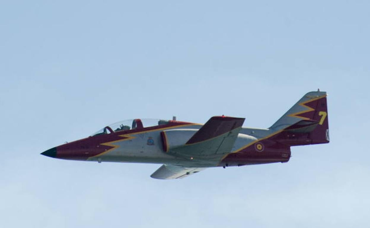 Un C-101 de la Patrulla Águila en el aire. 