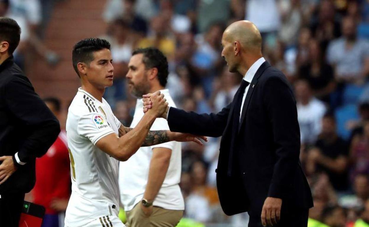 James Rodríguez, chocando la mano con Zidane.