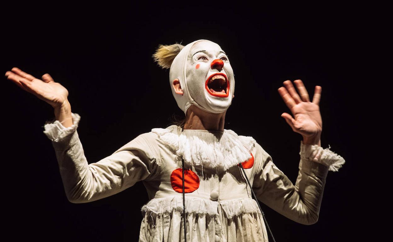 Los miembros de la Asociación de Amigos del Teatro de Ciudad Rodrigo premian a La Maquiné, Javier Ariza y Trajín Teatro