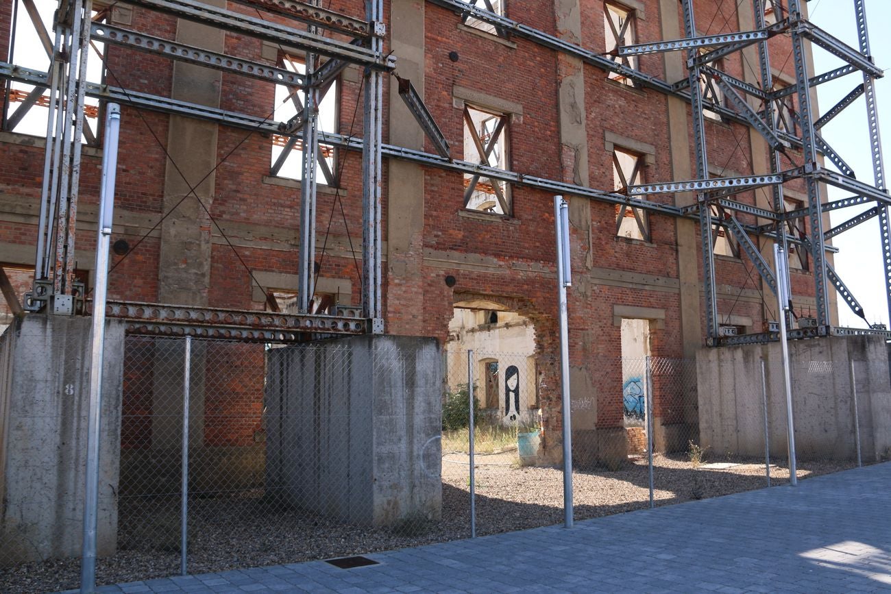Afrodita sobre una pared del esqueleto del Palacio de Congresos de León.