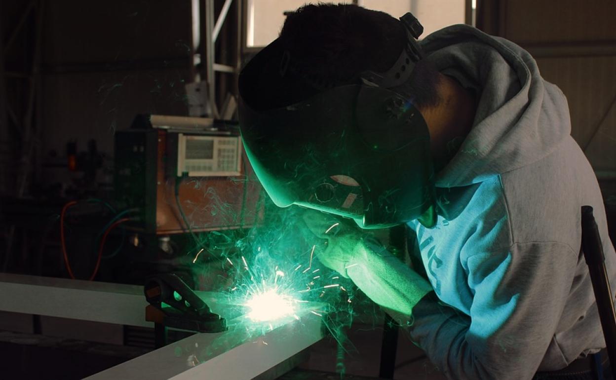 Imagen deun trabajador en una empresa perteneciente al sector del metal.