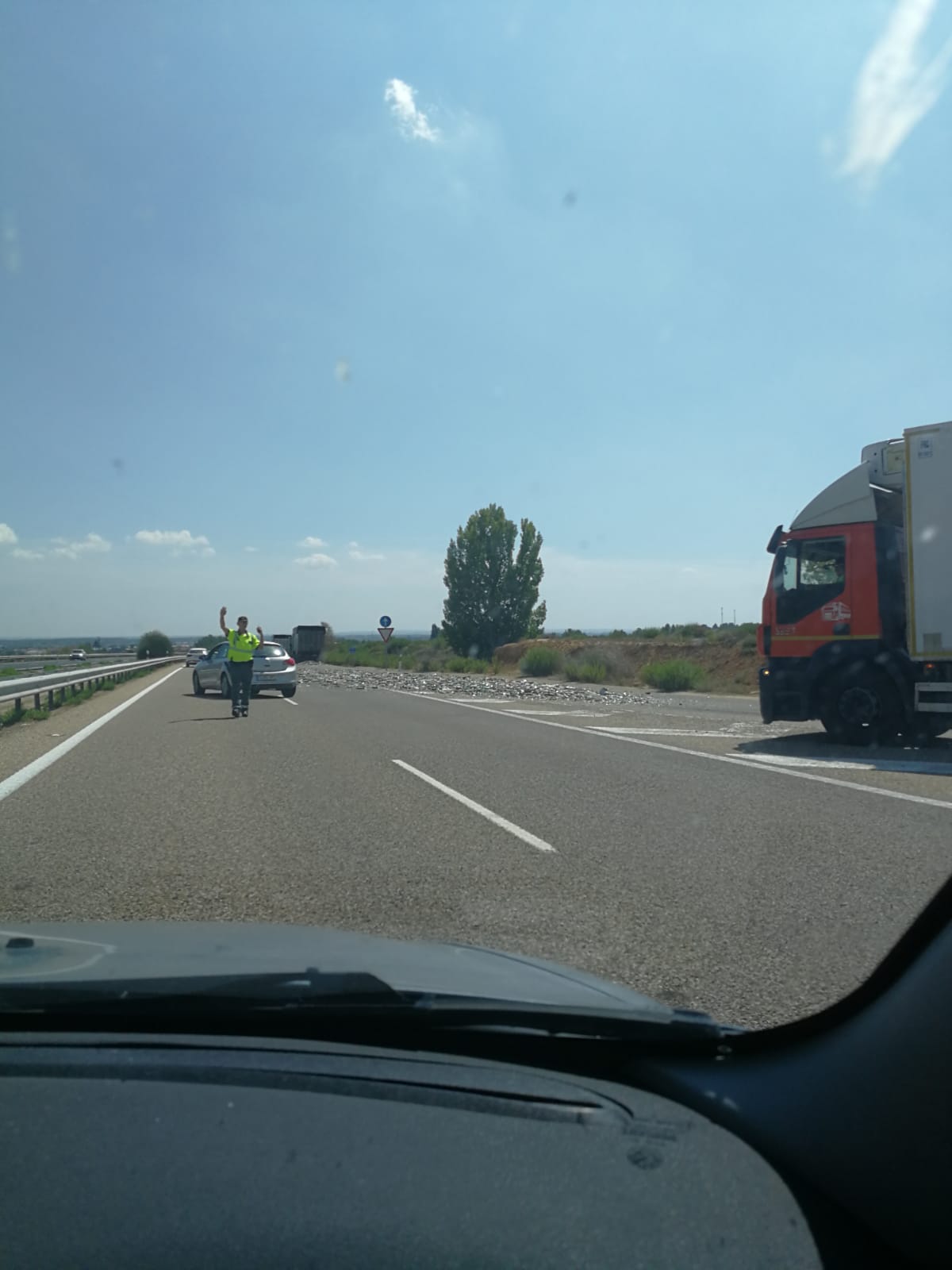 Imagen de la carga volcada en la calzada. 