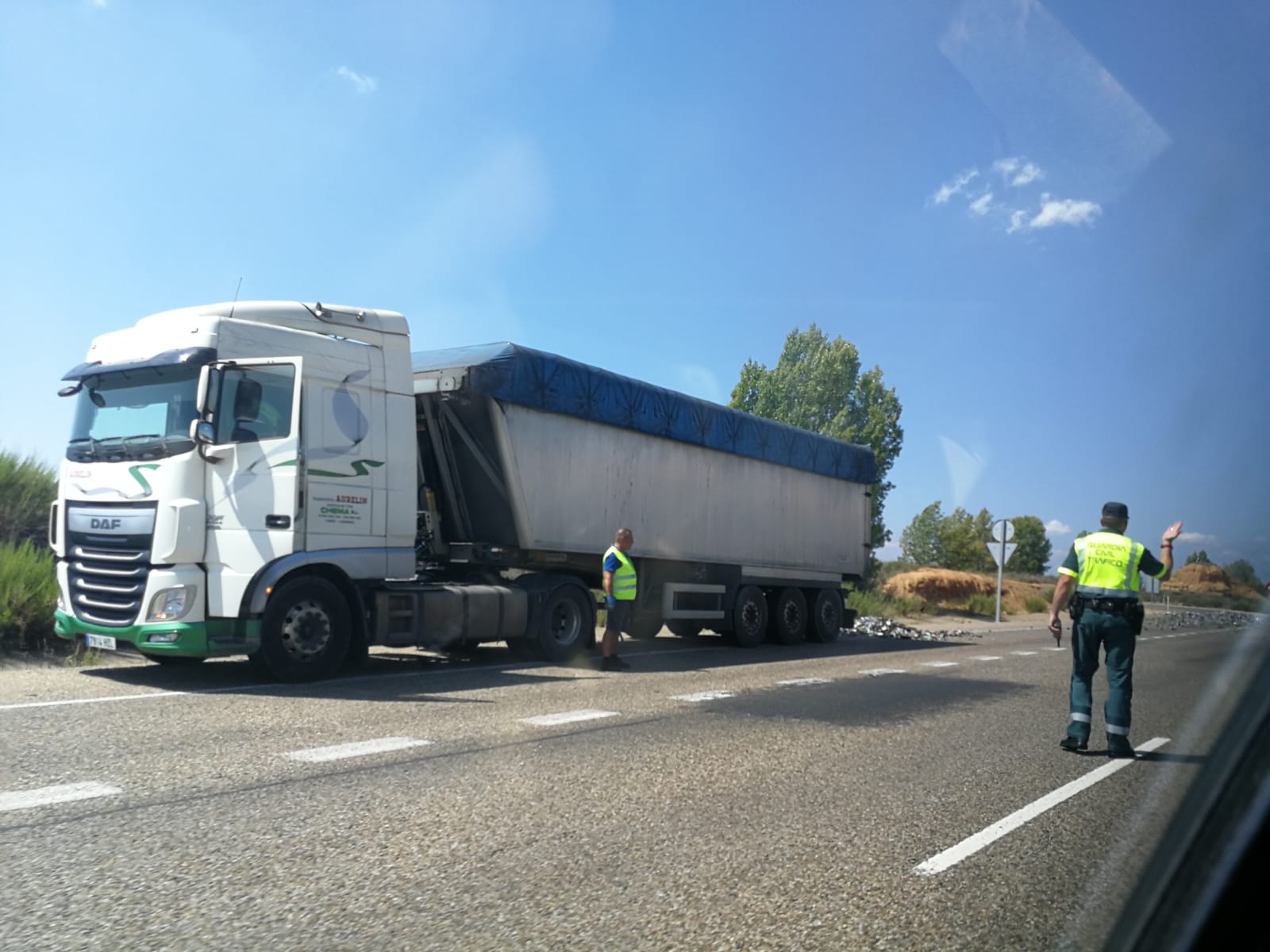 Imagen de la carga volcada en la calzada. 