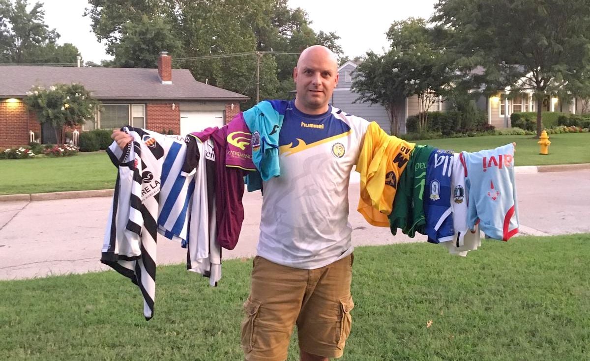 Ángel García, junto a las camisetas que le envían los equipos a Tulsa, en Estados Unidos. 