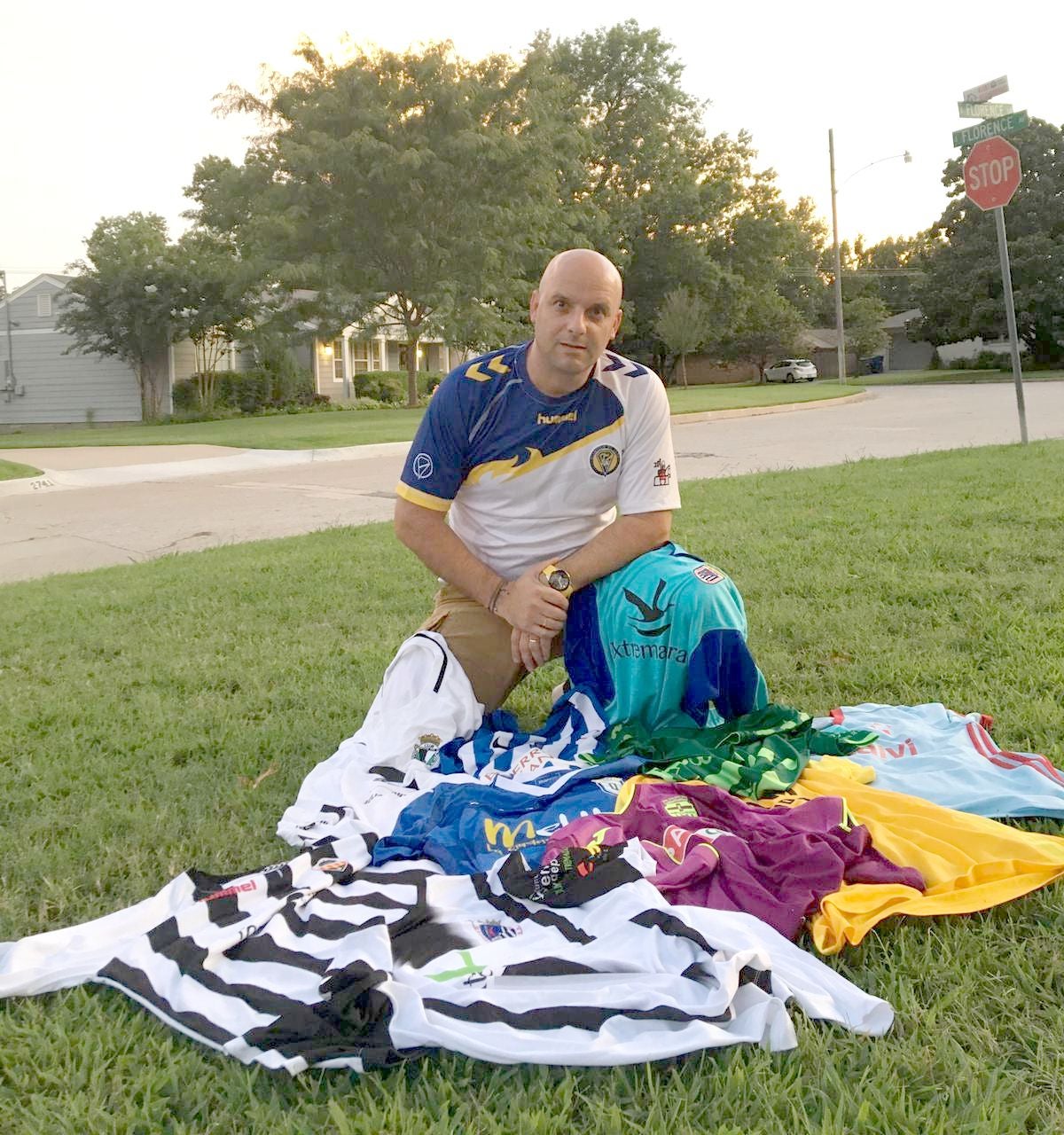 Ángel García, junto a las camisetas que le envían los equipos a Tulsa, en Estados Unidos. 