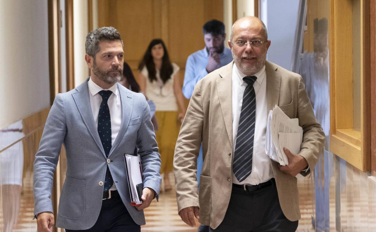 Francisco Igea junto al director general de Comunicación a su llegada a la sala de prensa