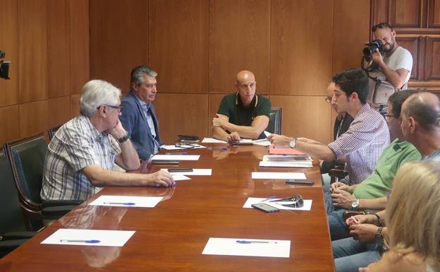 Un momento de a reunión entre el alcalde y responsables de 'Más vuelos'. 