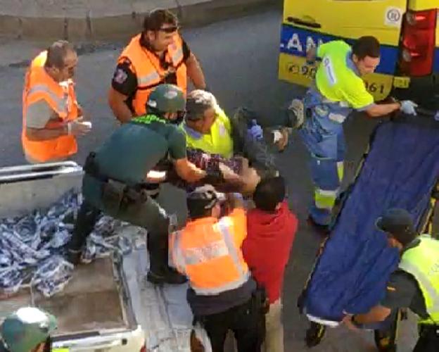 El hombre fallecido, trasladado por los servicios de emergencia.