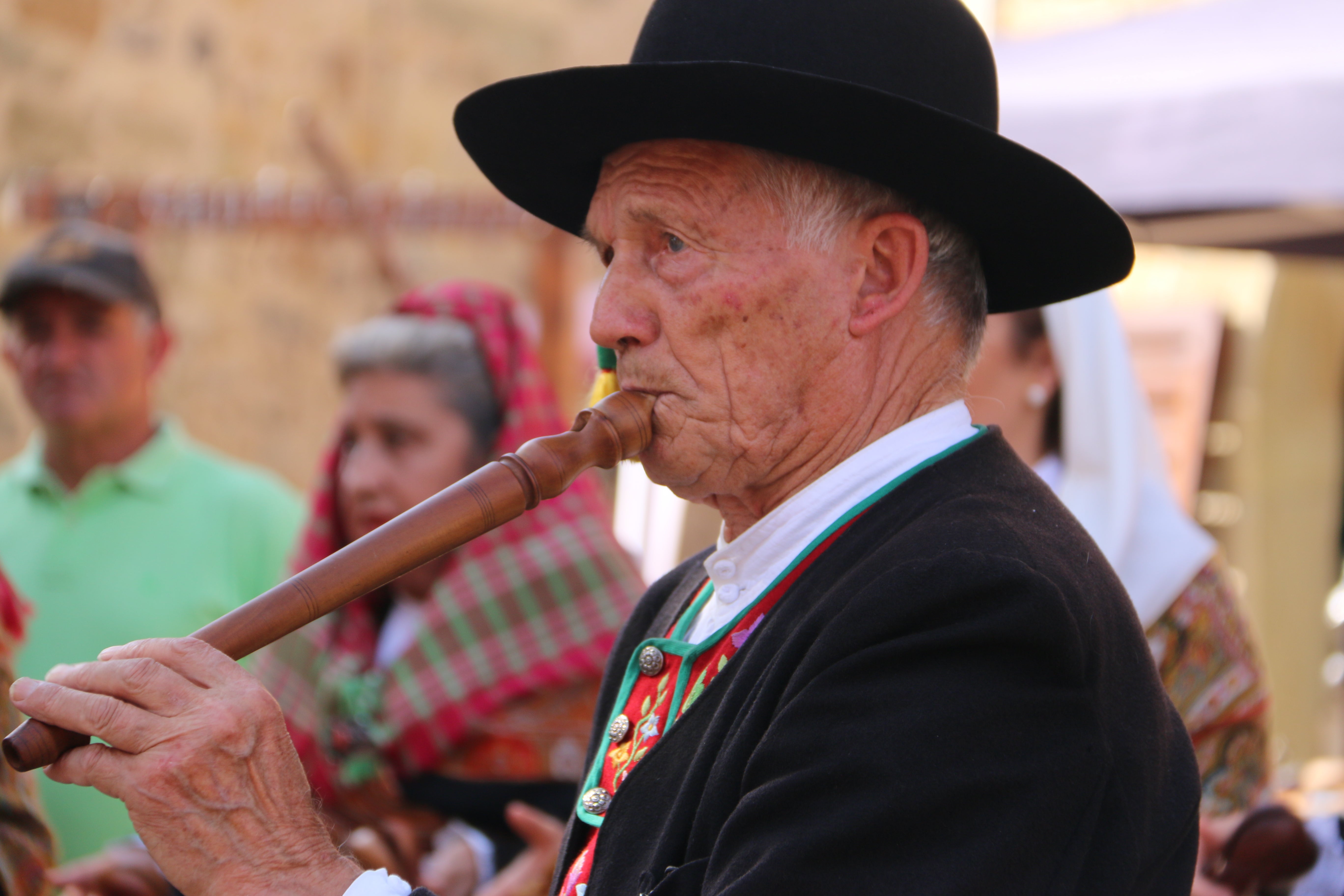 El paso del tiempo no ha mellado en un solo detalle los patios empedrados de esta localidad que este viernes ha abierto sus puertas en una nueva edición de 'Patios con arte'.