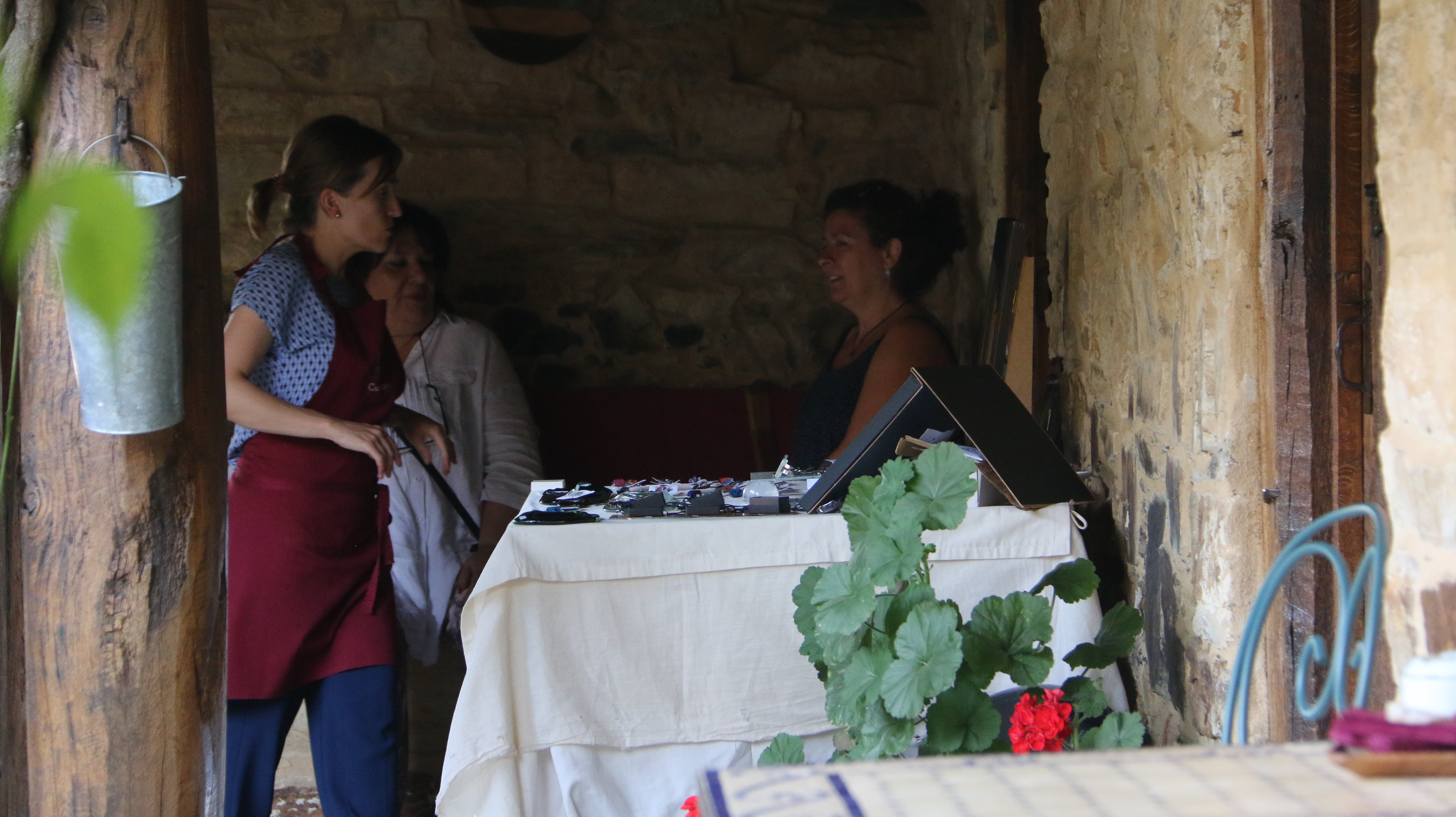 El paso del tiempo no ha mellado en un solo detalle los patios empedrados de esta localidad que este viernes ha abierto sus puertas en una nueva edición de 'Patios con arte'.