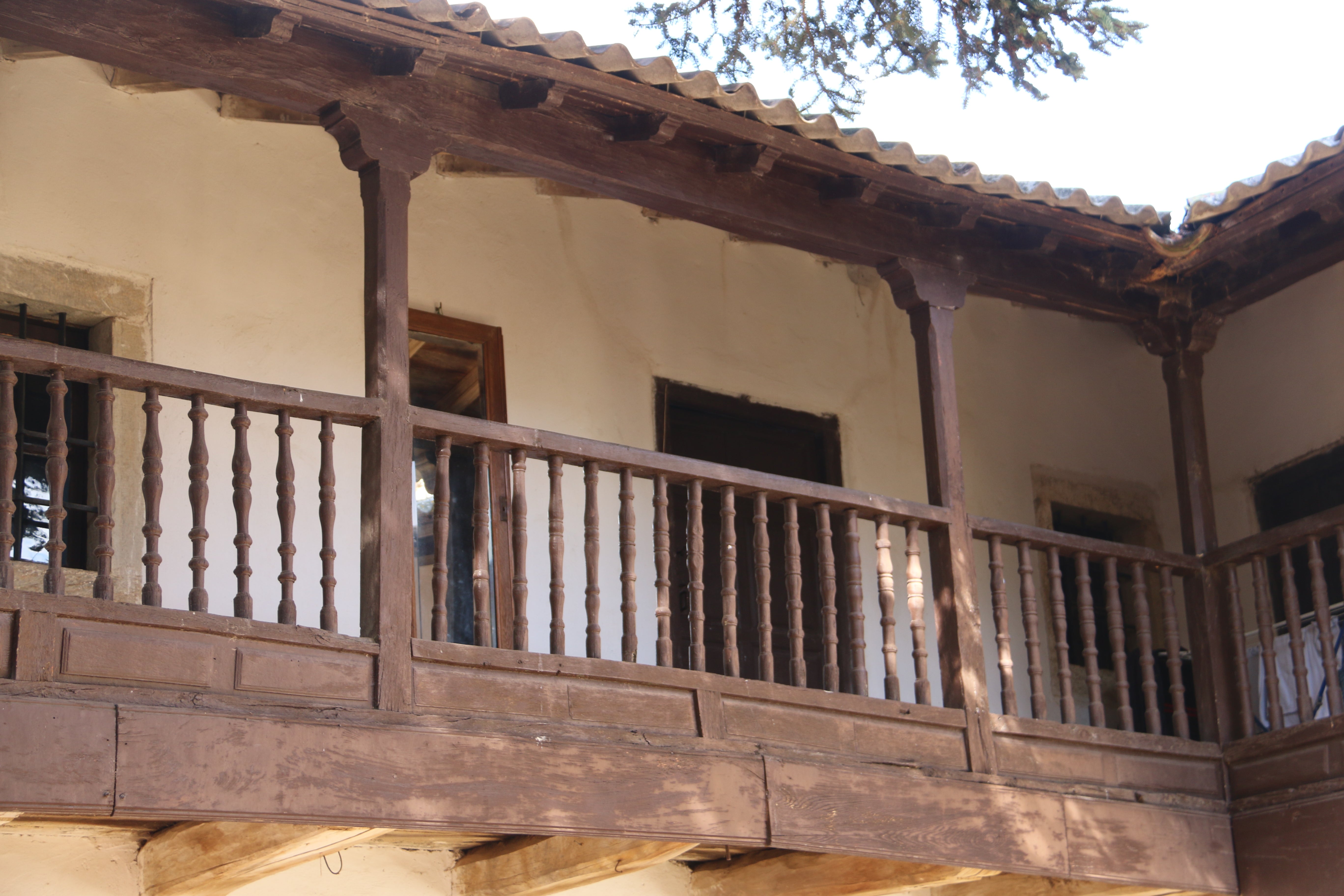 El paso del tiempo no ha mellado en un solo detalle los patios empedrados de esta localidad que este viernes ha abierto sus puertas en una nueva edición de 'Patios con arte'.