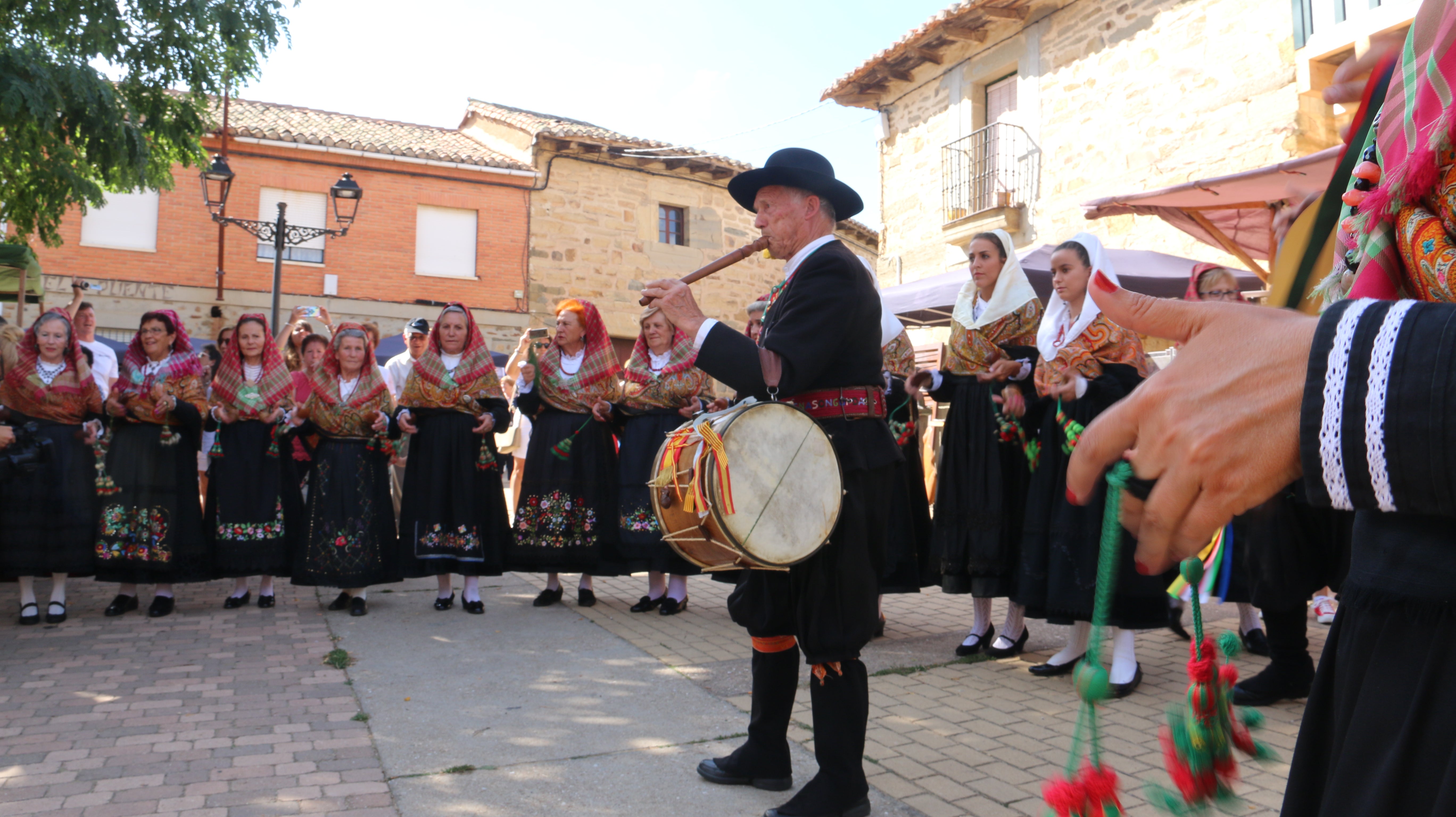 El paso del tiempo no ha mellado en un solo detalle los patios empedrados de esta localidad que este viernes ha abierto sus puertas en una nueva edición de 'Patios con arte'.
