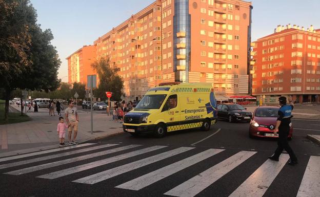 Imagen principal - Una persona herida tras una salida de vía con su moto de reparto en la Avenida de Reyes Leoneses en León capital