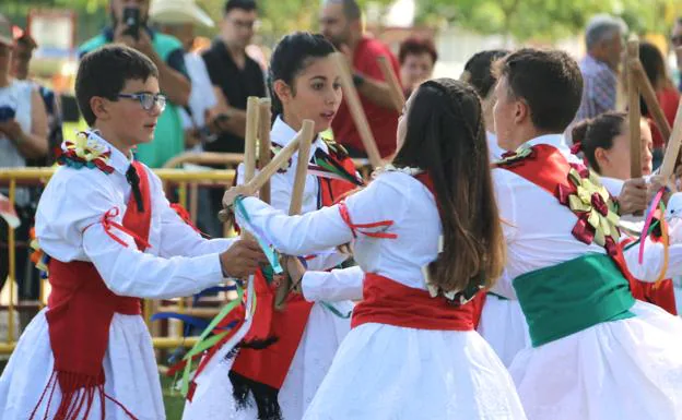 Galería. El grupo de paloteo representa este baile típico.