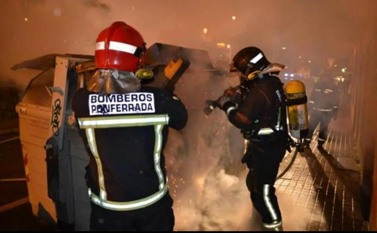 Bomberos de Ponferrada sofocan un incendio en un contenedor. 