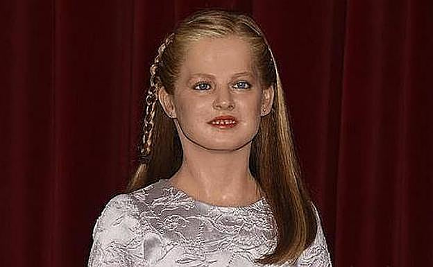 Imagen principal - Imágenes de las muñecas y de la escultura de cera de la Princesa Leonor