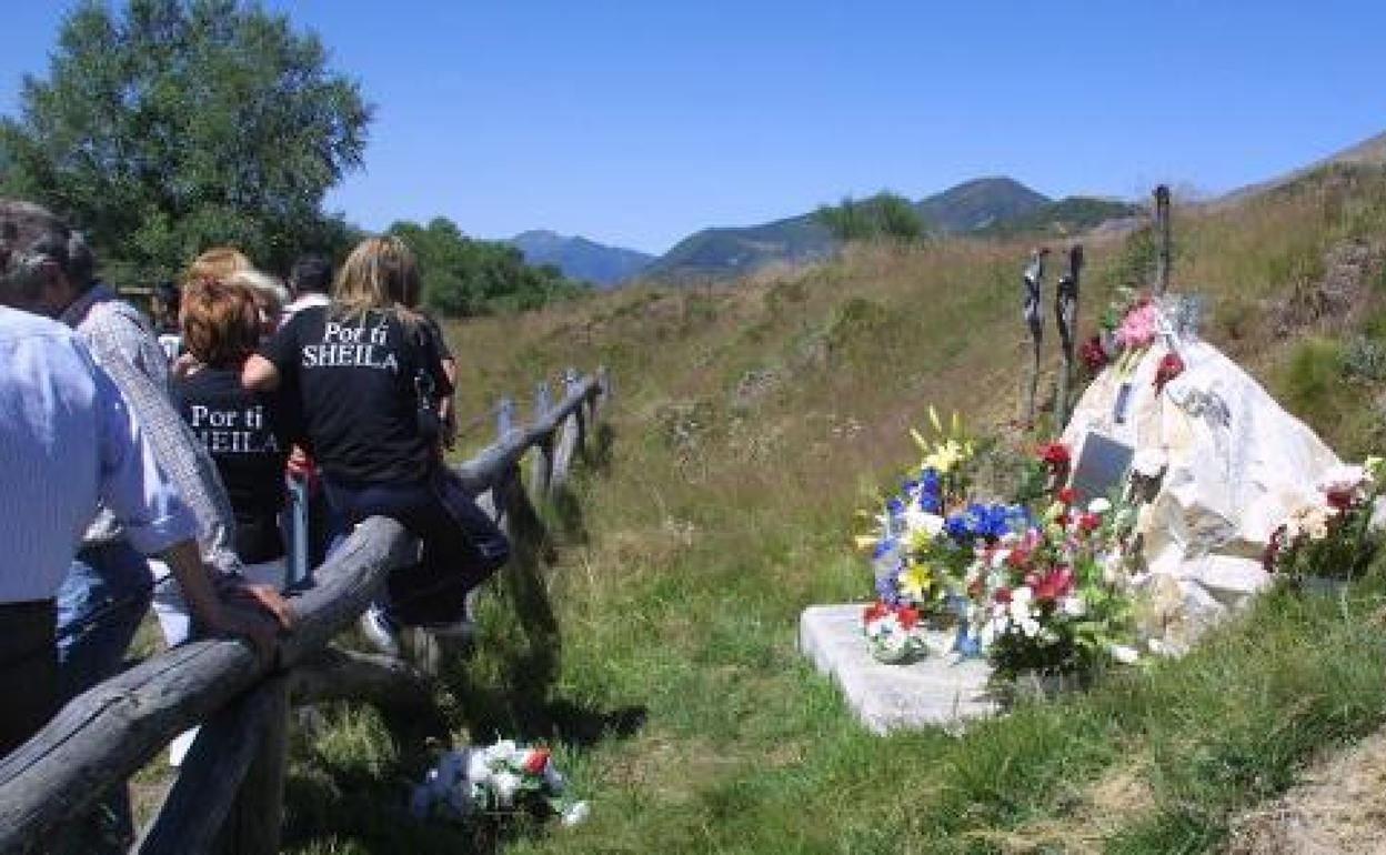 Homenaje ante el monolito instalado en el Alto de la Collada en recuerdo de Sheila Barrero.