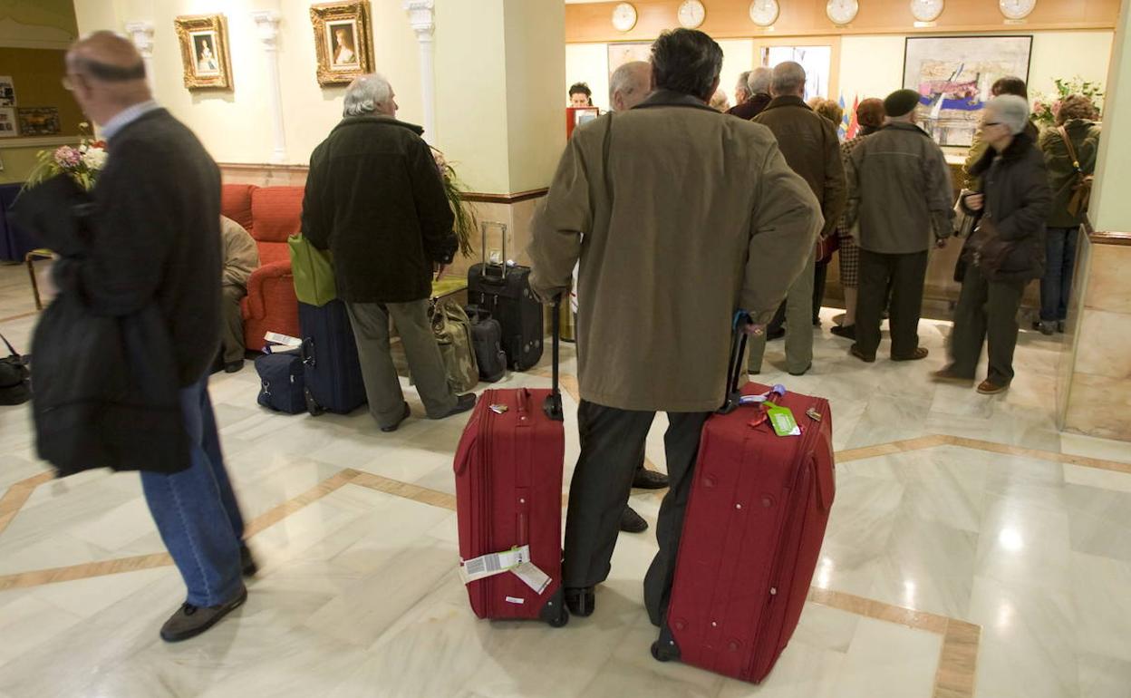 Turistas del Imserso en la recepción de un hotel en Almuñécar.