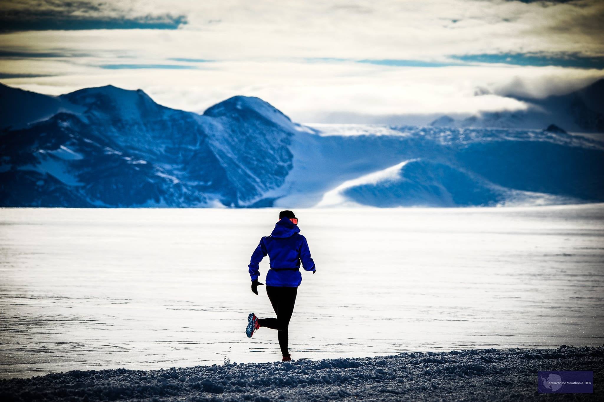 La maratón de la Antártida. Con meta en el punto más al sur del planeta, son 42 kilómetros a 20 grados bajo cero. Un reto al alcance de pocos. Pero también por su precio. La inscripción oscila entre los 15.000 euros. En 2018 la corrieron 55 valientes. Es tan dura que solo pueden participar los que tengan un seguro de vida y de rescate, sino no pueden participar. Eso si, las imágenes que se ofrecen a los corredores son incomparables. Y además pisan un recorrido que pocos han atravesado. 