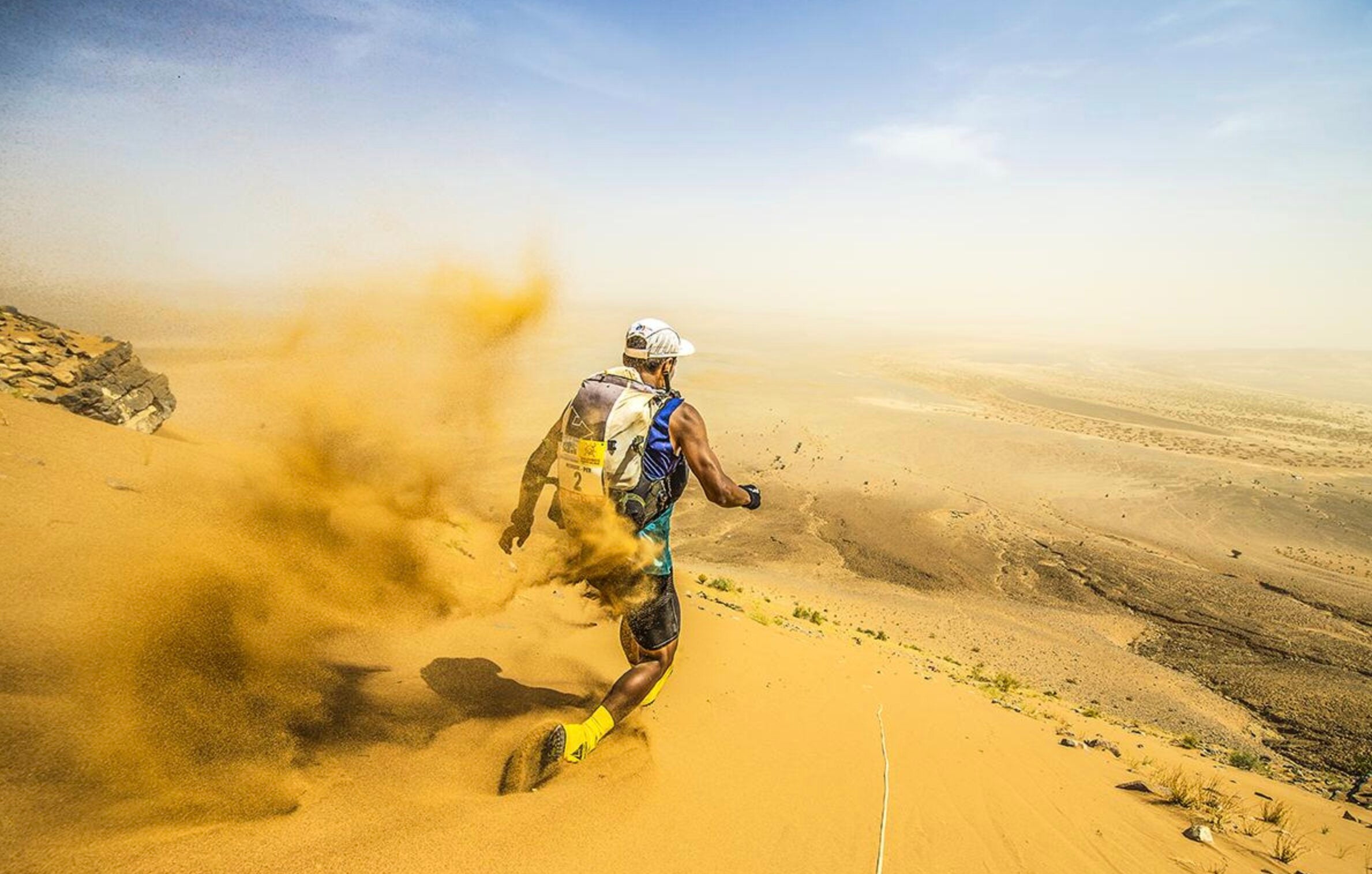 Marathon des Sables. Aquí se corre en pleno desierto. Son 250 km. por el Sahara que se completa en seis etapas, de día y de noche. Cada año se suman al desafío unas 800 personas. Entre sus dificultades está la de aguantar tormentas de arena y temperaturas de 40 grados. Aunque también ofrece estampas únicas. Lo más peligrosos son también las serpientes y escorpiones. Es obligatorio llevar un kit antipicaduras y conocer los conocimientos básicos de auxilio.