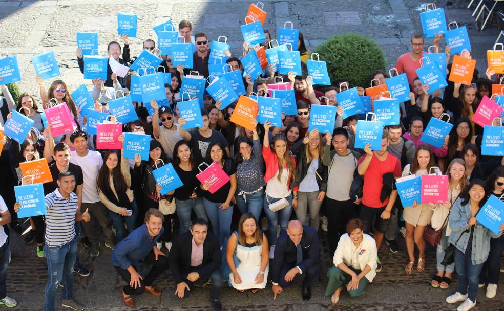 Foto de familia de la recepción de los estudiantes en el Ayuntamiento. 