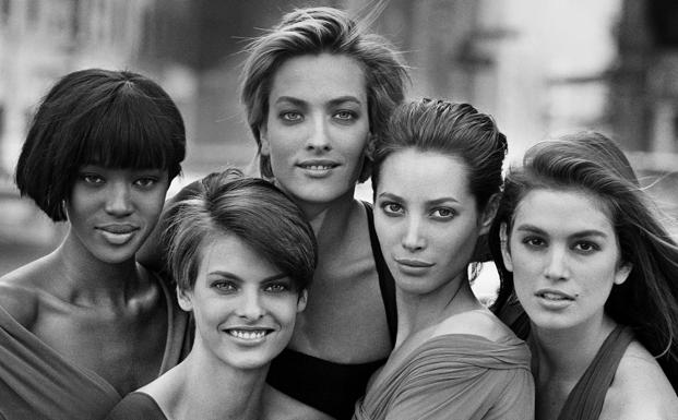 Imagen principal - Arriba, las supermodelos de los 90 (de izquierda a derecha) Naomi Campbell, Linda Evangelista, Tatjana Patitz, Christy Turlington y Cindy Crawford.. Abajo, una imagen que tomó a Pedro Almodóvar y una de la que hizo a Marta Ortega, hija de Amancio Ortega, el día de su boda. 