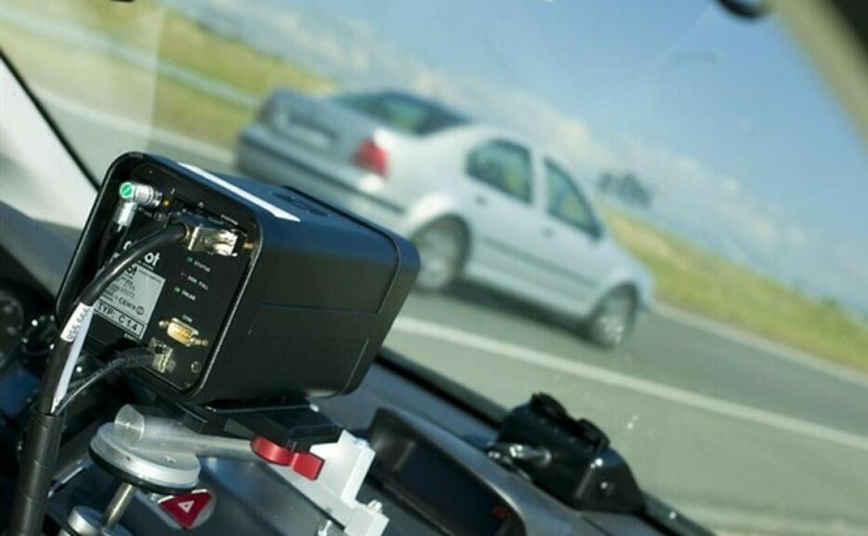 El vehículo fue captado a 215 kilómetros por hora pese a que el conductor frenó al ver el radar.