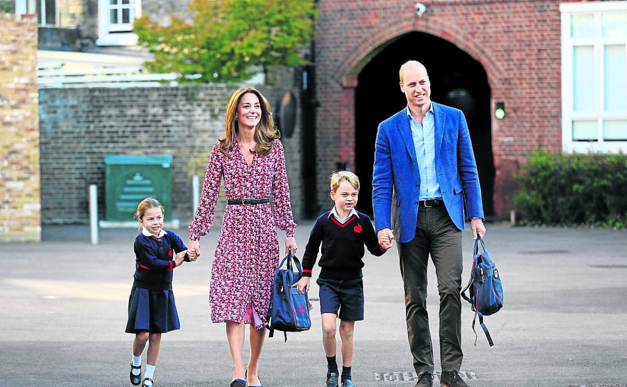Carlota llega al colegio con sus padres, los duques de Cambridge, y su hermano Jorge.