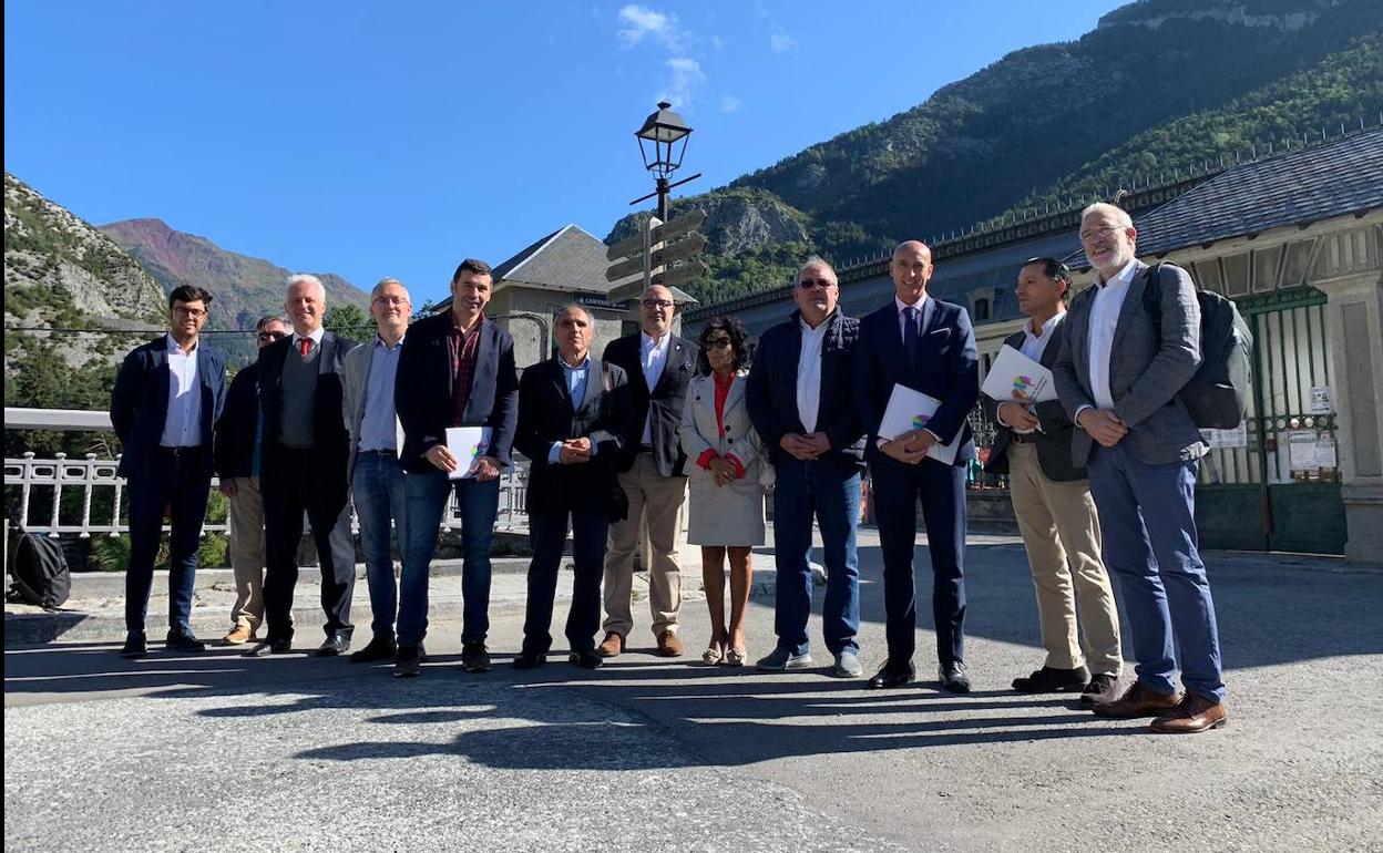 Foto de familia de los representantes en la Asamblea.