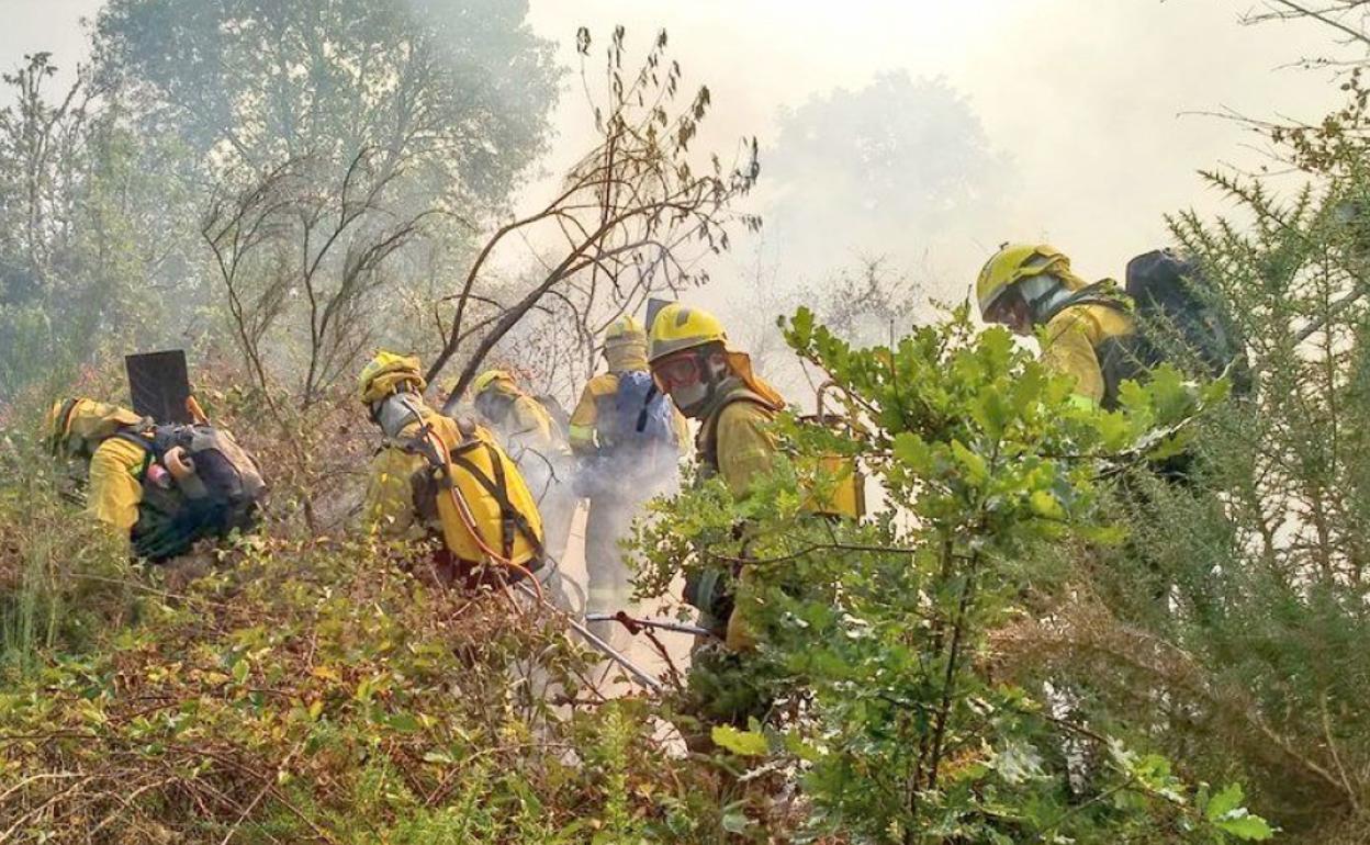 Brigadistas de Brif Tabuyo, durante la extinción de un incendio.