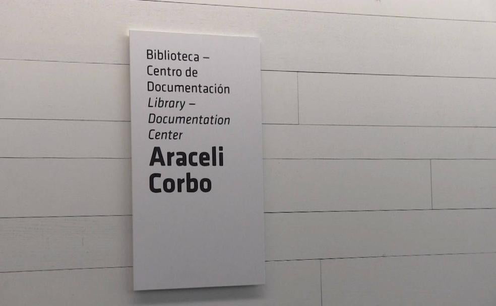 Placa con el nuevo nombre de la biblioteca del Musac.