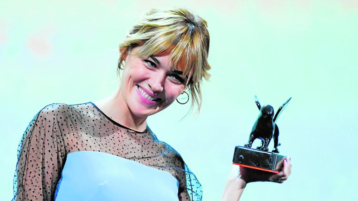 La murciana Marta Nieto, con su premio a mejor actriz de la sección 'Horizontes' de Venecia, ayer. 