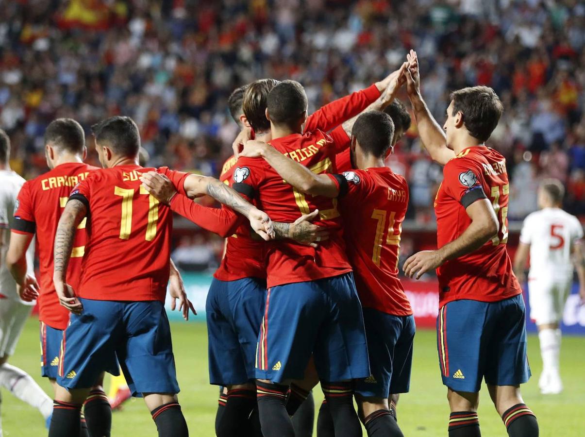 El partido de España ante Islas Feroe, el sexto de la fase de clasificación para la Eurocopa, sirvió además de homenaje a Enrique Castro Quini y se guardó un respetuoso minuto de silencio en recuerdo de Xana, la hija de Luis Enrique, fallecida hace unos días