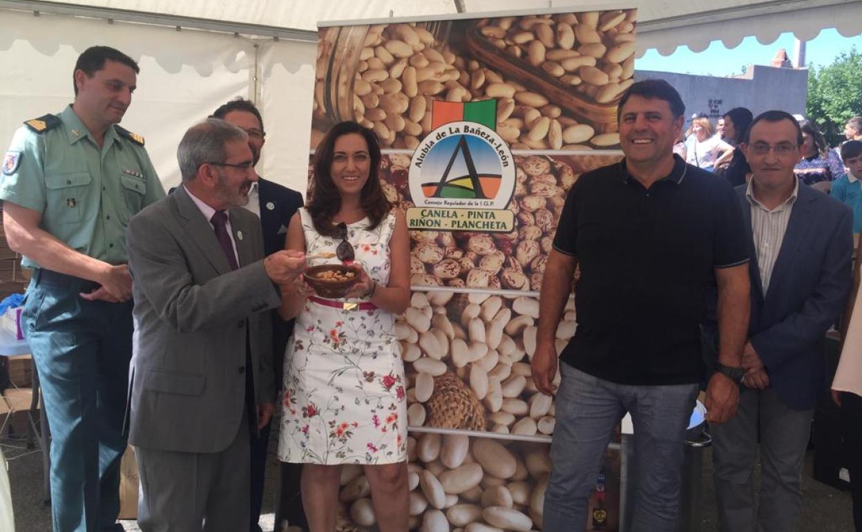 Alicia Gallego, alcaldesa de Santa María del Páramo, durante su visita a la feria.