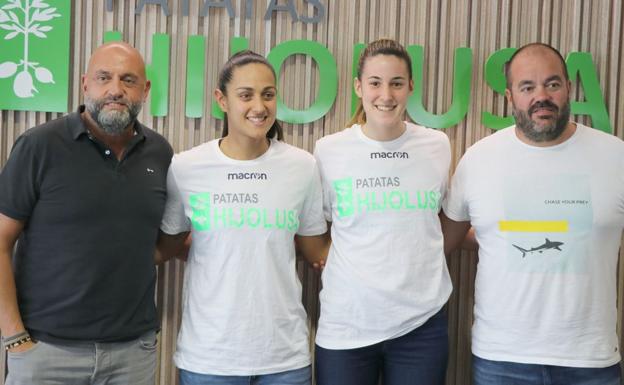 Andrea Boquete y Julieta Mungo, en el centro, junto a los gerentes de Patatas Hijolusa.