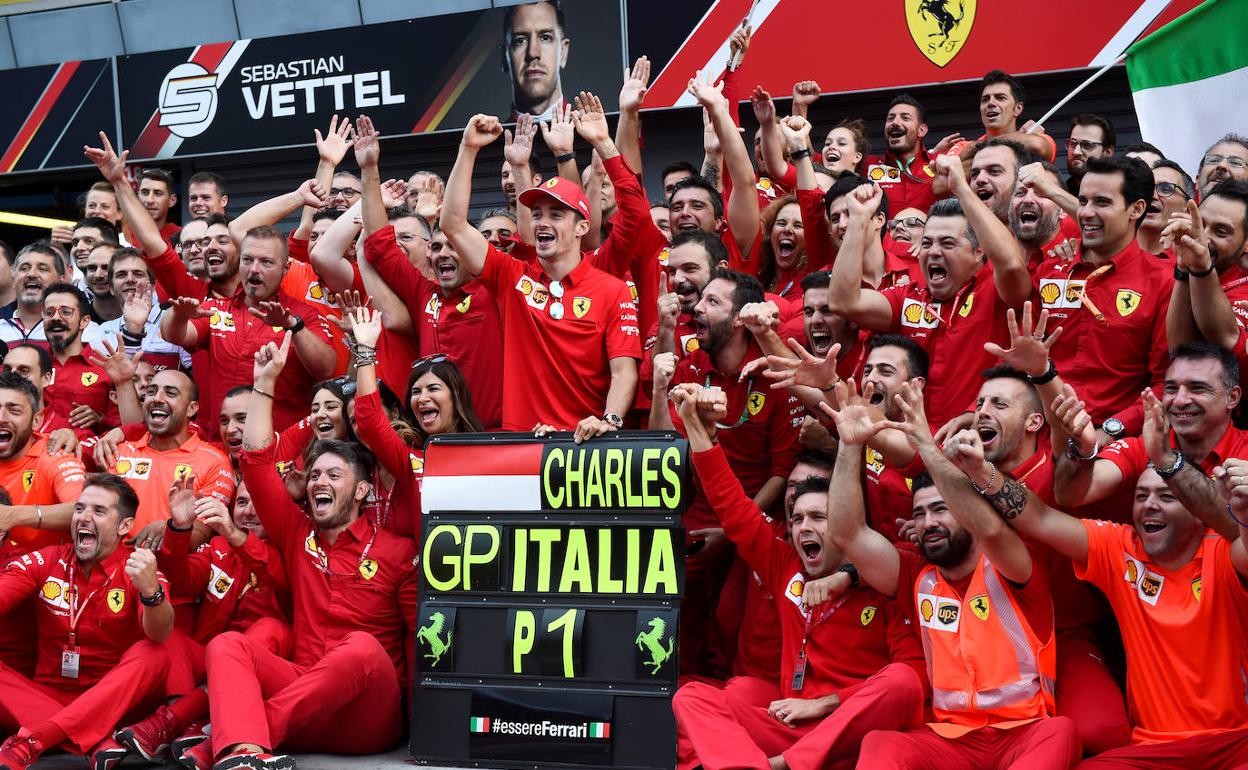 Charles Leclerc, con el equipo Ferrari. 