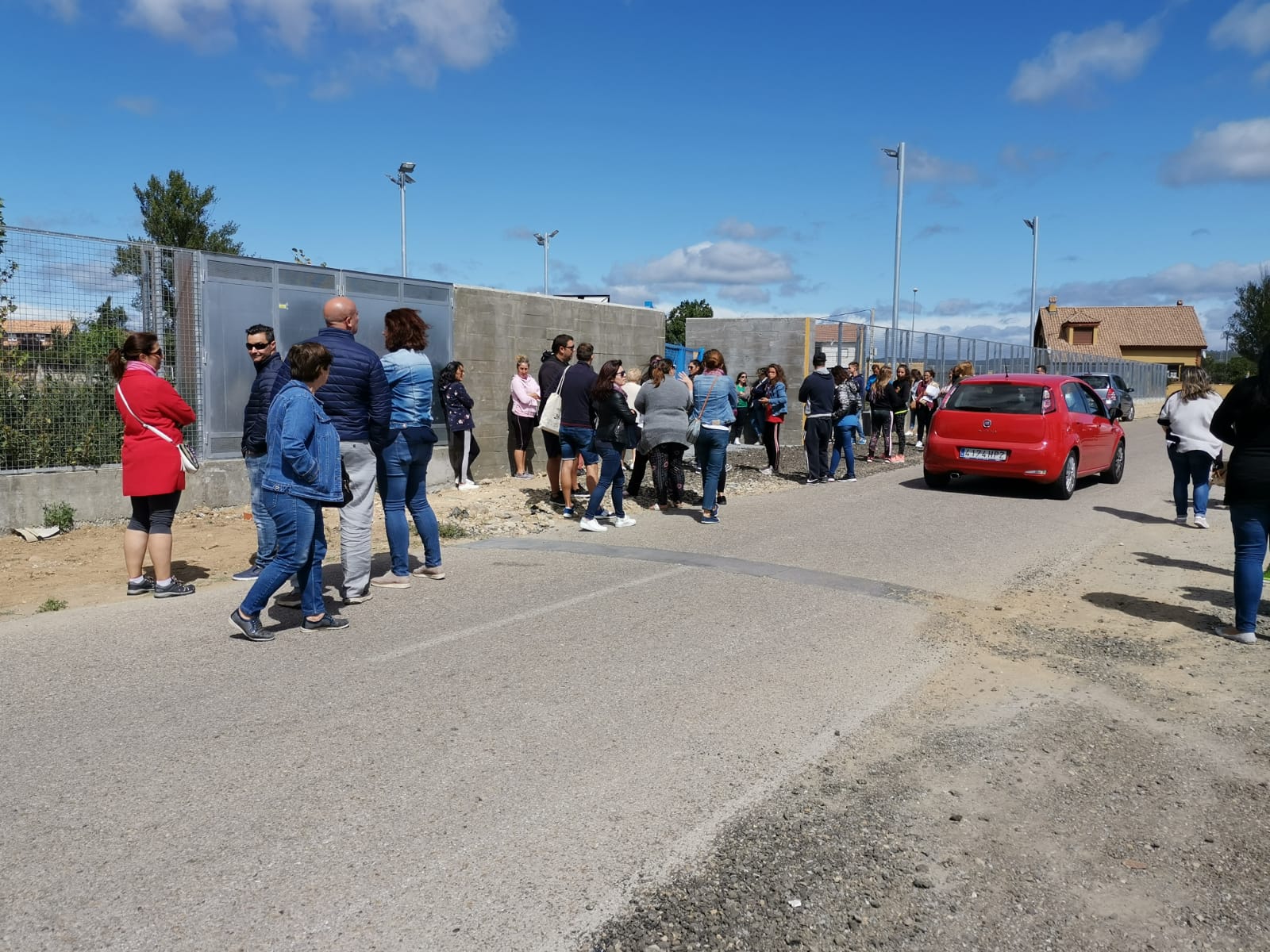 Fotos: Camino de tierra que da acceso al Colegio Los Adiles