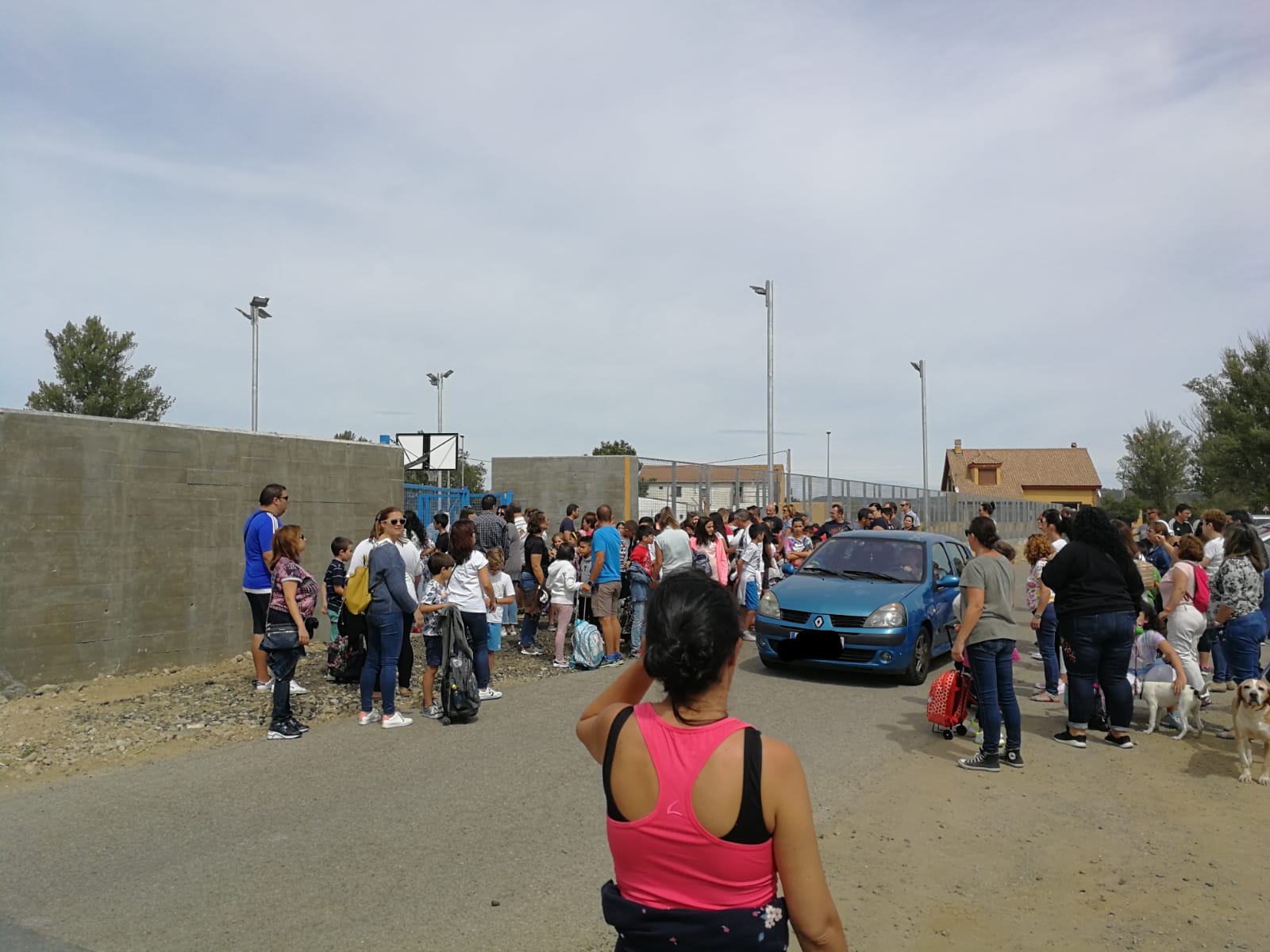 Fotos: Camino de tierra que da acceso al Colegio Los Adiles