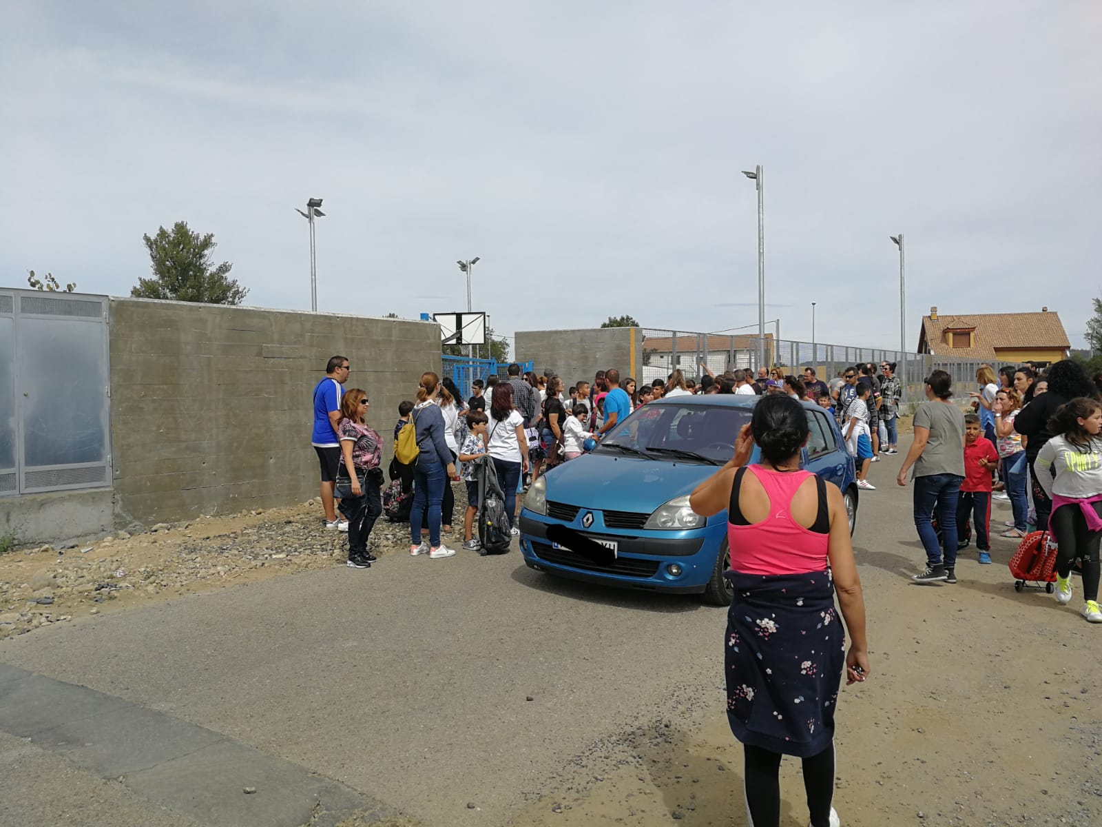 Fotos: Camino de tierra que da acceso al Colegio Los Adiles