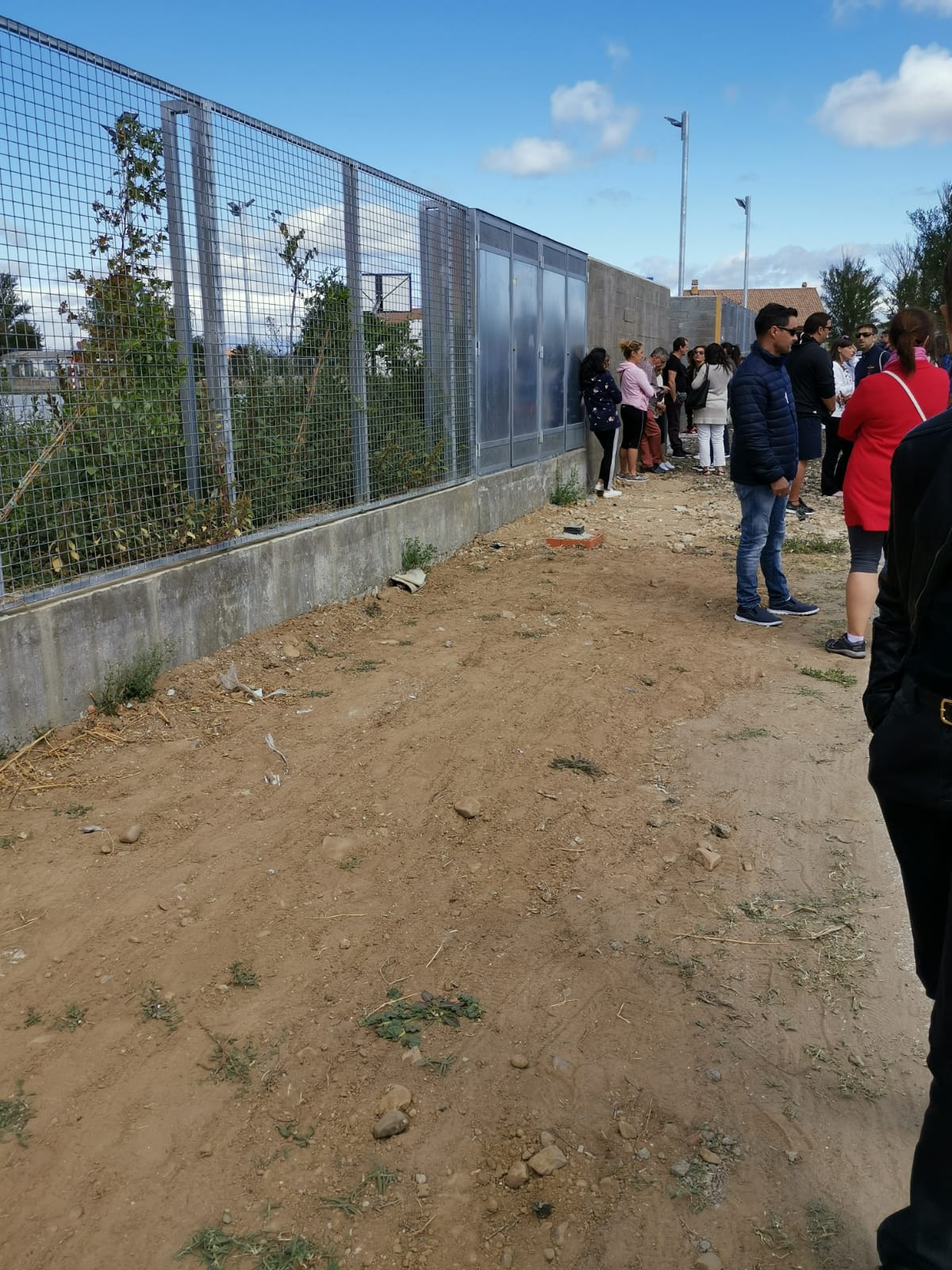 Fotos: Camino de tierra que da acceso al Colegio Los Adiles